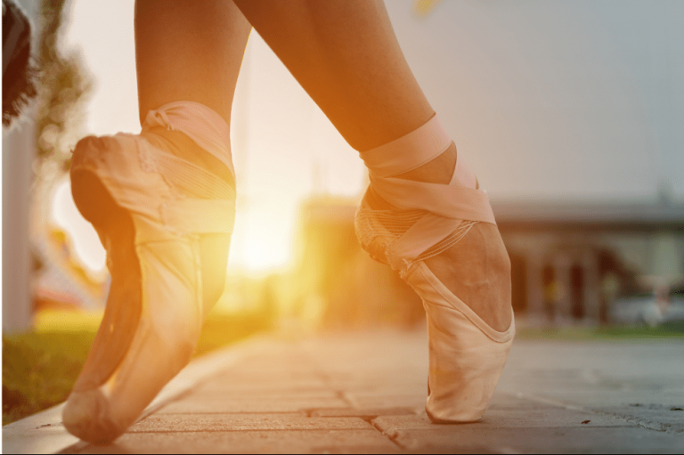What happens to the ankle when going on pointe?